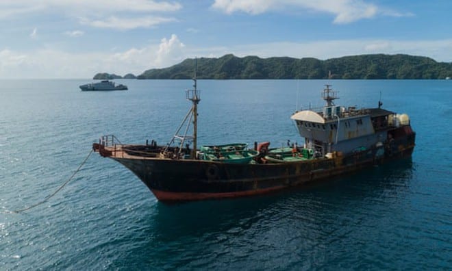 Tàu cá Trung Quốc bị bắt giữ vì đánh bắt trái phép ở Palau. /// The Guardian