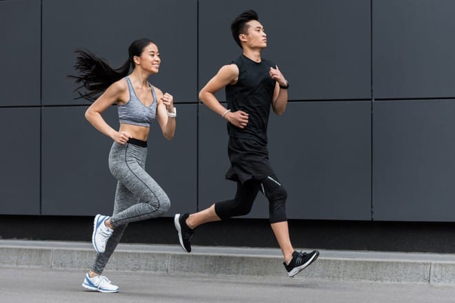 Chạy bộ làm tăng nhịp tim và khiến cơ thể đổ mồ hôi sẽ giúp loại trừ mỡ nội tạng /// Ảnh: Shutterstock