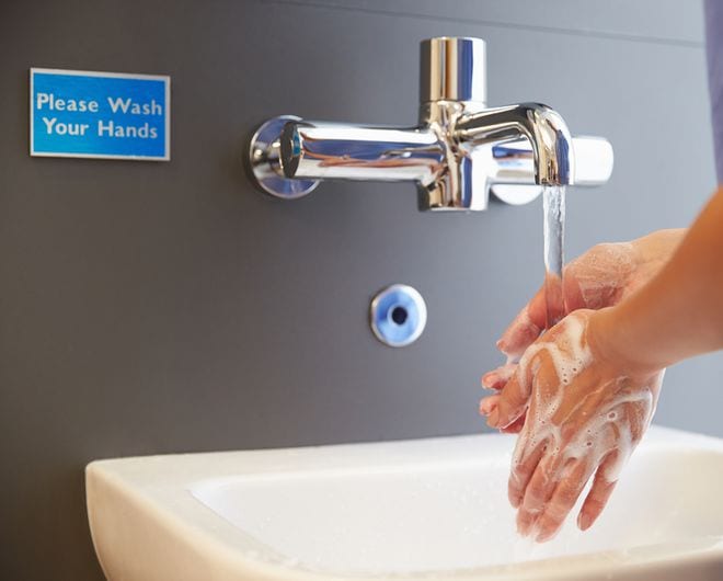 Cần phải rửa tay thường xuyên, nhất là sau khi đi vệ sinh /// Ảnh: Shutterstock