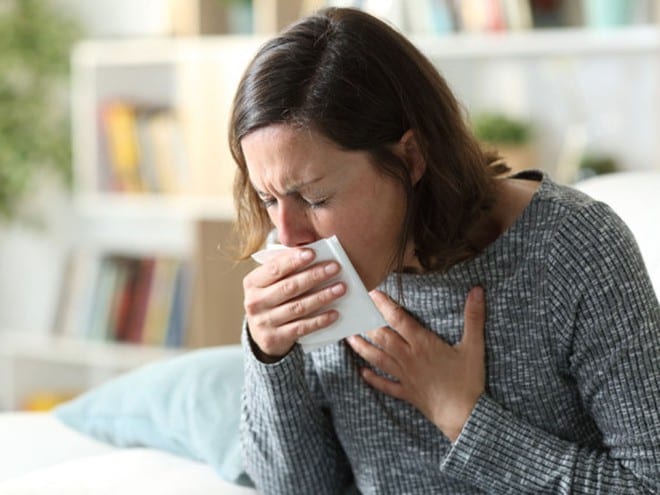 Các triệu chứng ban đầu của ung thư phổi có thể là ho nhẹ hoặc khó thở, tùy thuộc vào phần nào của phổi bị khối u /// Ảnh: Shutterstock 