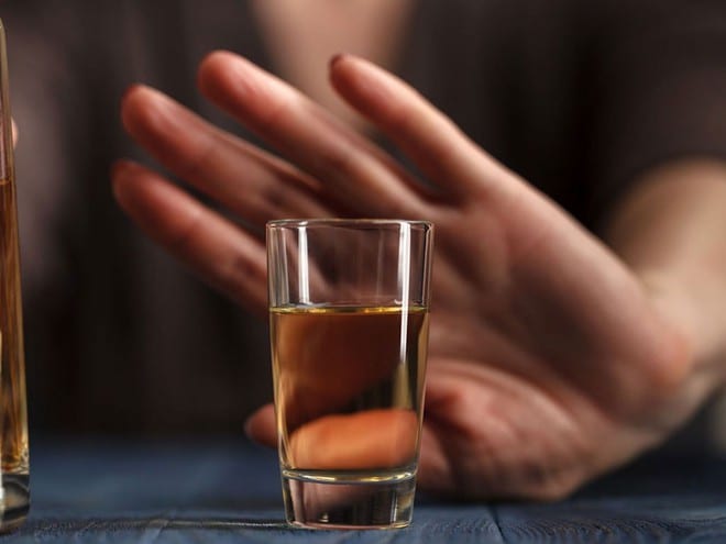 Việc uống rượu khi bạn buồn chán có thể dễ dàng trở thành một vòng luẩn quẩn /// Ảnh minh họa: Shutterstock 