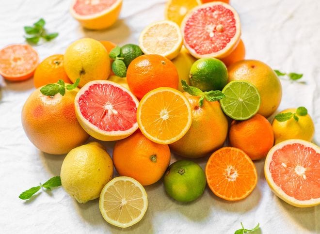 Việc bổ sung vitamin C từ trái cây (cam, quýt, bưởi, dứa…) cũng giúp giảm a xít uric máu /// Ảnh: Shutterstock