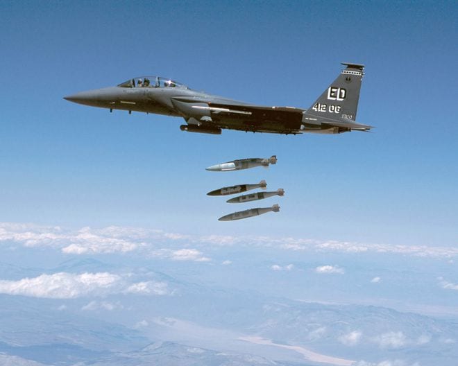 Các chiến đấu cơ F-15 thả 7 quả bom dẫn đường chính xác JDAM nhắm vào các cơ sở của nhóm vũ trang do Iran hậu thuẫn ở miền đông Syria /// Quân đội Mỹ