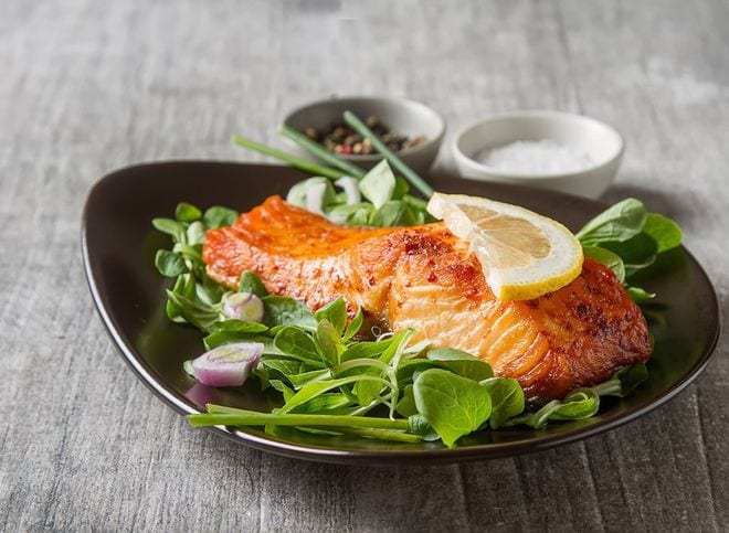 Cá hồi là một trong những loại cá béo rất bổ dưỡng, giúp bạn duy trì cân nặng hợp lý /// Ảnh: Shutterstock
