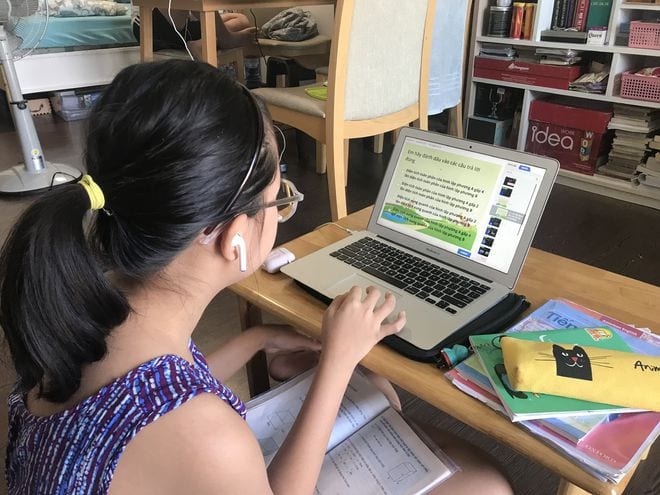 Học sinh học trực tuyến tại nhà trong thời gian nghỉ học để phòng dịch Covid-19