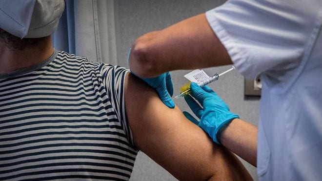 Một tình nguyện viên được tiêm vắc xin Johnson & Johnson trong cuộc thử nghiệm giai đoạn 3 tại thành phố Barcelona (Tây Ban Nha) /// Bloomberg