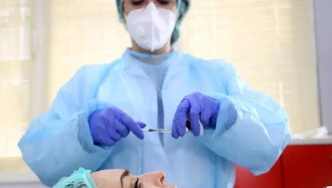 Tiến sĩ Brunilda Bardhi điều trị thẩm mỹ tại một bệnh viện ở Tirana vào ngày 4.2 /// AFP