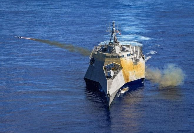Một tàu tác chiến cận bờ (LCS) khai hỏa tên lửa tấn công hải quân (NSM) trong một vụ diễn tập /// Hải quân Mỹ