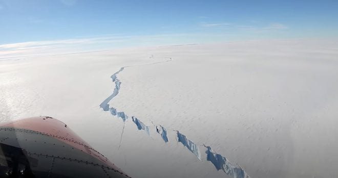 Vết nứt lớn tách rời tảng băng khỏi thềm băng Brunt ở Nam cực /// Reuters