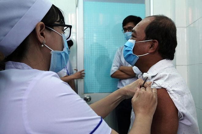 Tiêm vắc xin do Việt Nam nghiên cứu trên người tình nguyện tại Long An /// Ảnh: Đào Ngọc Thạch