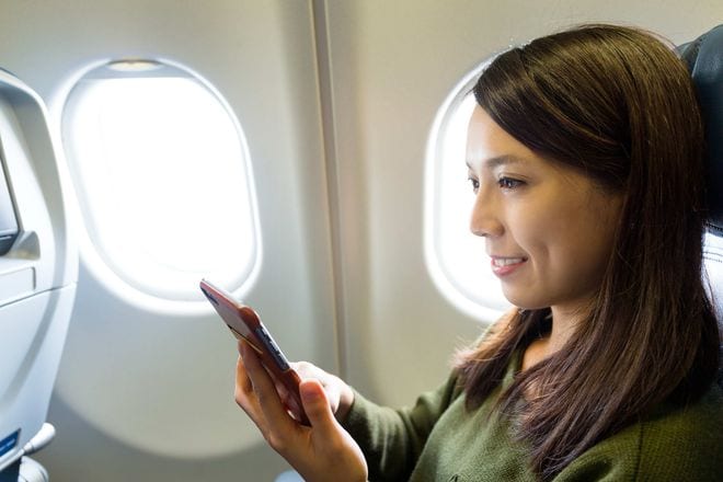 Các hãng hàng không được tự quyết định về quy định sử dụng smartphone trên máy bay /// Ảnh: Shutterstock