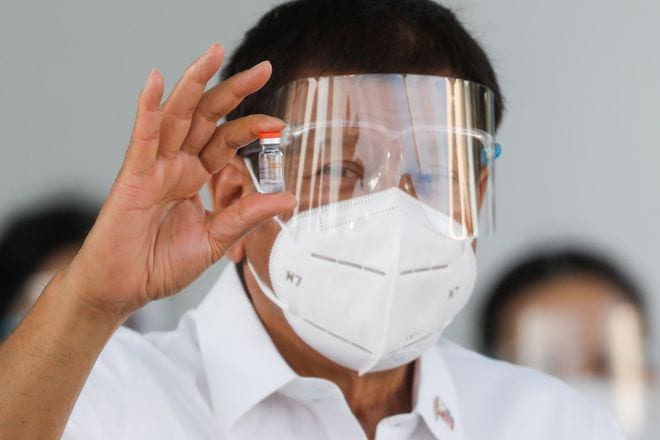Tổng thống Philippines Rodrigo Duterte cầm lọ vắc xin của Sinovac /// Ảnh: Reuters