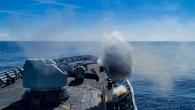 Tàu hộ tống Hành Dương tập trận bắn đạn thật trên Biển Đông vào năm 2020 /// CHINAMIL.COM.CN