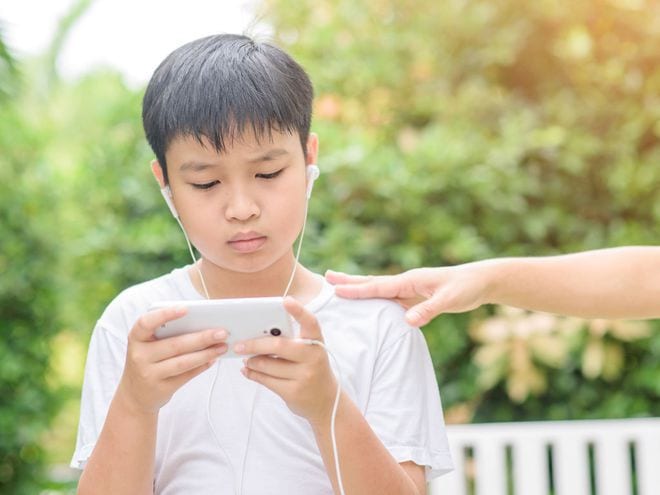 Kết quả nghiên cứu cho thấy với mỗi giờ mà trẻ dành thêm để lướt mạng xã hội sẽ mang đến nguy cơ mắc chứng ăn uống vô độ cao hơn 62% /// Ảnh minh họa: Shutterstock