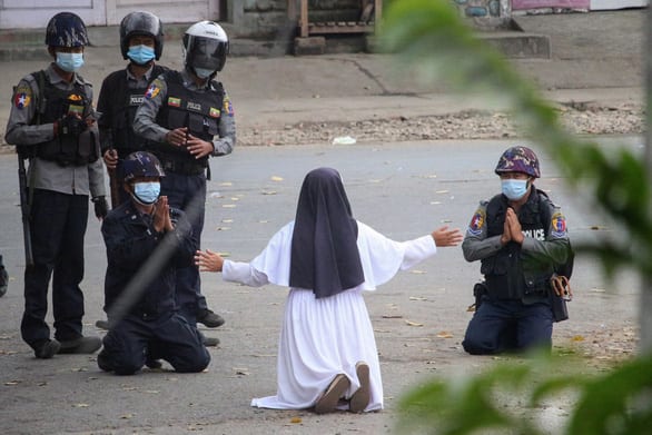 Nữ tu Myanmar quỳ xin cảnh sát hãy tha mạng cho người biểu tình, 2 cảnh sát quỳ theo - Ảnh 1.