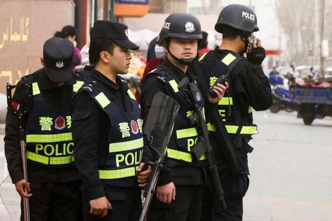 Cảnh sát vũ trang trên đường phố Kashgar (khu tự trị Tân Cương) năm 2017 /// Reuters
