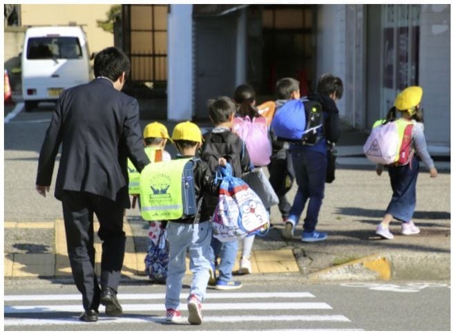 Trung tâm Hỗ trợ trẻ Nhật Bản ở Tokyo cho rằng các phụ huynh và giáo viên phải gia tăng nỗ lực chăm sóc những đứa trẻ hay lo lắng và bị căng thẳng trong mùa dịch Covid-19 /// Chụp màn hình Kyodo News