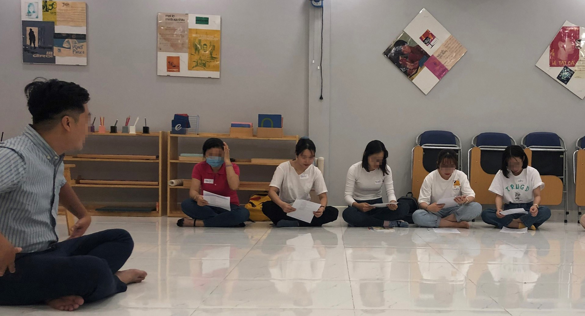 Một buổi học làm quen với Montessori tại Trung tâm phát triển Montessori /// Ảnh: NGUYỄN LOAN 
