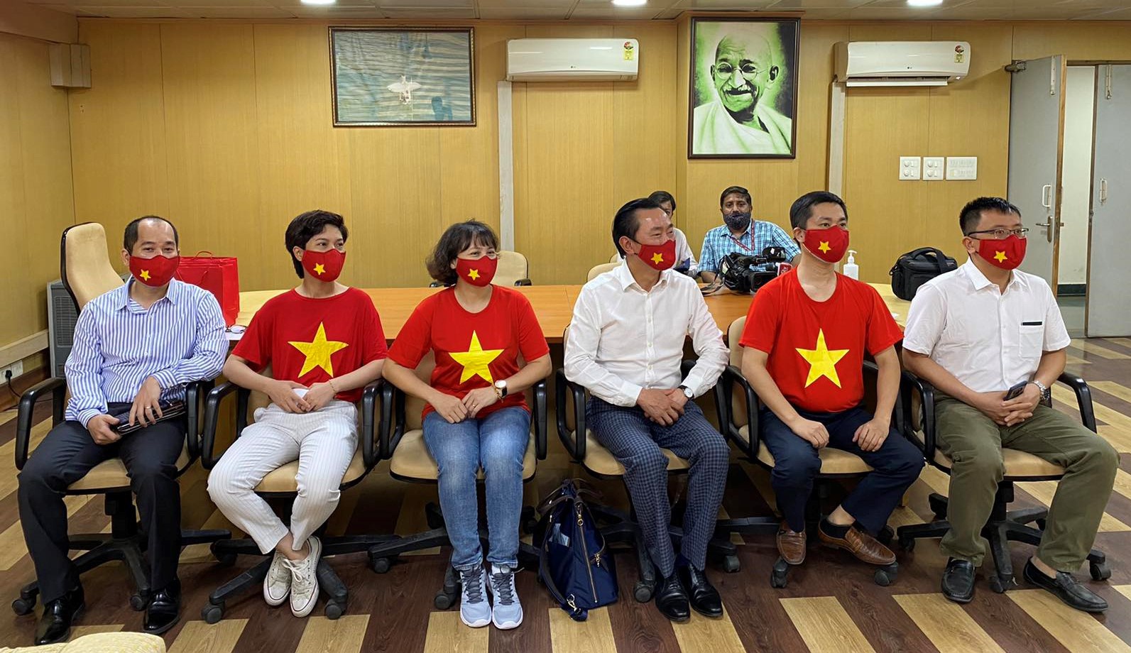 Đại sứ Phạm Sanh Châu (thứ ba, từ phải sang) và cán bộ nhân viên Đại sứ quán VN tại New Delhi đi tiêm vắc xin ngừa Covid-19 vào ngày 7.4 /// Ảnh: ĐSQ VN tại New Delhi