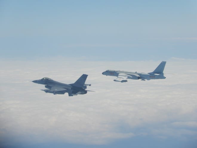 Máy bay F-16 của Đài Loan (trái) thường xuyên phải xuất kích giám sát oanh tạc cơ H-6 của Trung Quốc đại lục vượt eo biển /// Ảnh: NMD