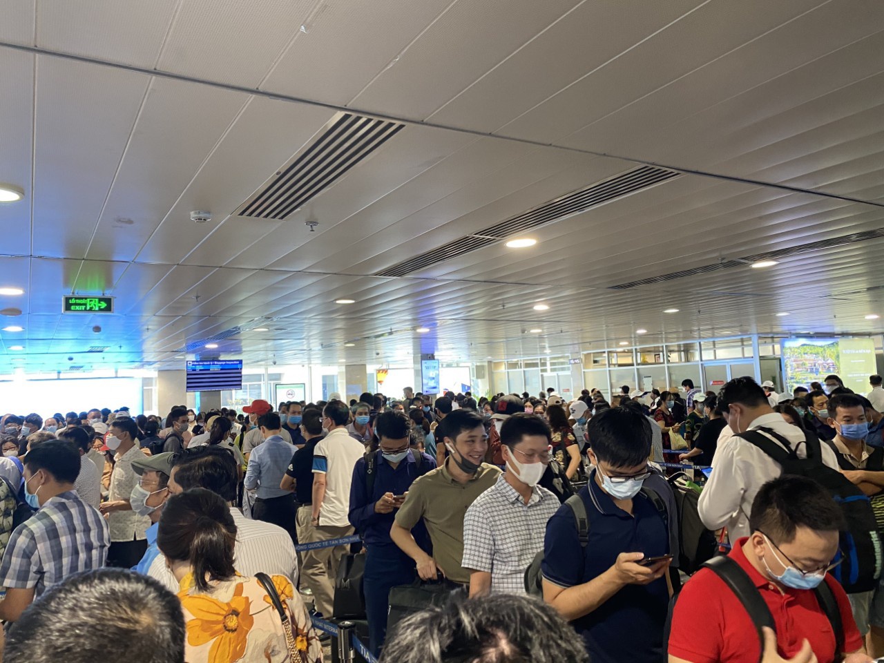 Hàng ngàn hành khách xếp hàng chờ soi chiếu tại sân bay Tân Sơn Nhất hôm qua 18.4 /// Ảnh: CTV