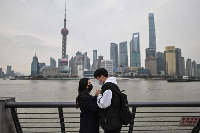 Một cặp đôi hẹn hò trên bờ sông Hoàng Phố ở Thượng Hải /// AFP
