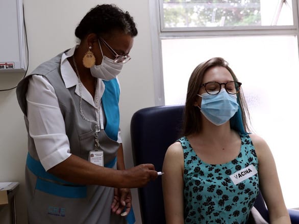 Trung Quốc thừa nhận vắc xin kém hiệu quả - Ảnh 1.