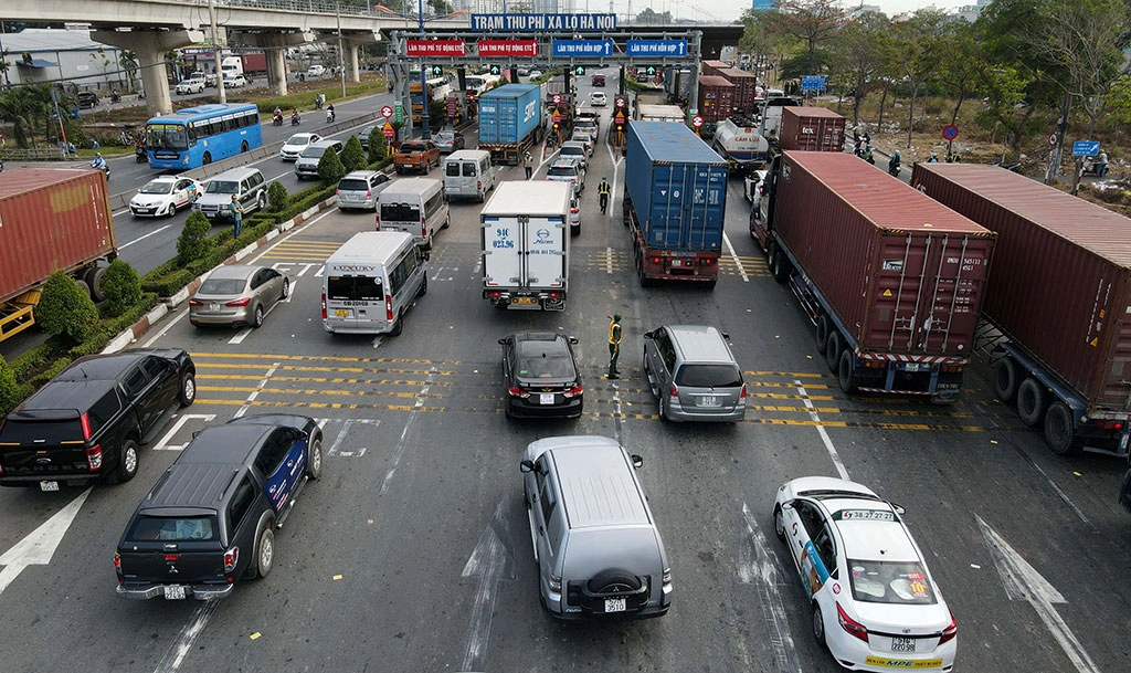 TP.HCM hy vọng các tuyến giao thông trục chính kết nối cảng biển sẽ giúp giải tỏa áp lực xe tải trên xa lộ Hà Nội ẢNH: NGỌC DƯƠNG