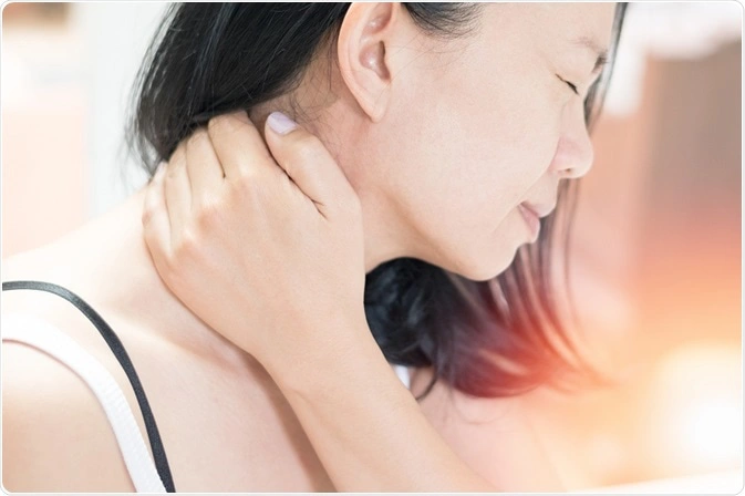 Nếu cảm thấy cực kỳ khó chịu ở cổ và khó cúi đầu xuống chạm cằm vào ngực, cần đi khám ngay. Viêm màng não tấn công màng bảo vệ não và tủy sống. /// Ảnh minh họa: Shutterstock