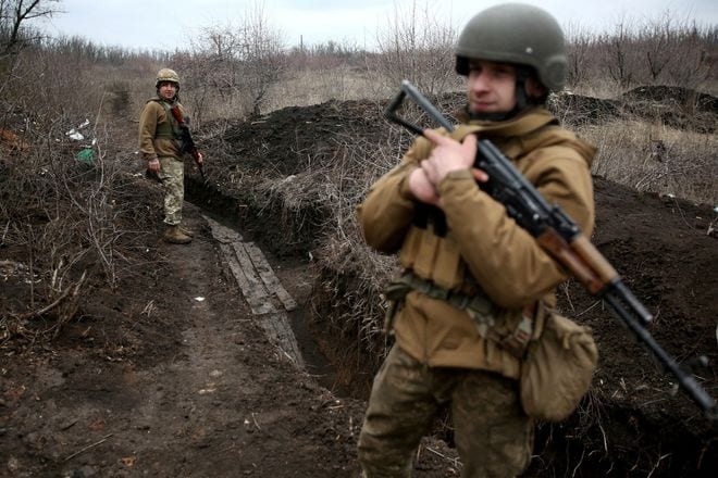 Các binh sĩ Ukraine tuần tra dọc theo chiến tuyến giáp với khu vực do lực lượng ly khai kiểm soát ở miền đông Ukraine ngày 5.4 /// REUTERS