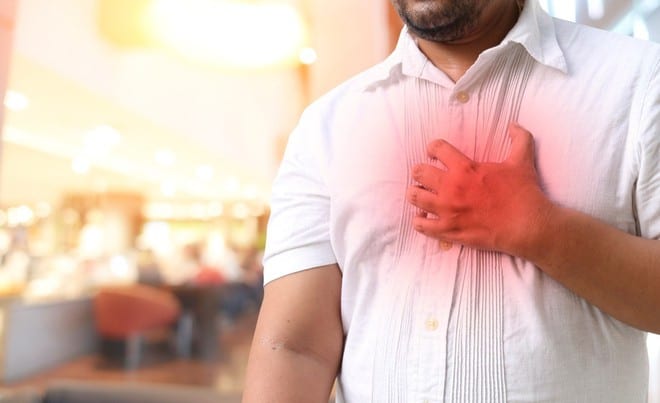 Đau thắt ngực, hay đau ngực và khó chịu, là triệu chứng phổ biến nhất của bệnh động mạch vành /// Ảnh minh họa: Shutterstock