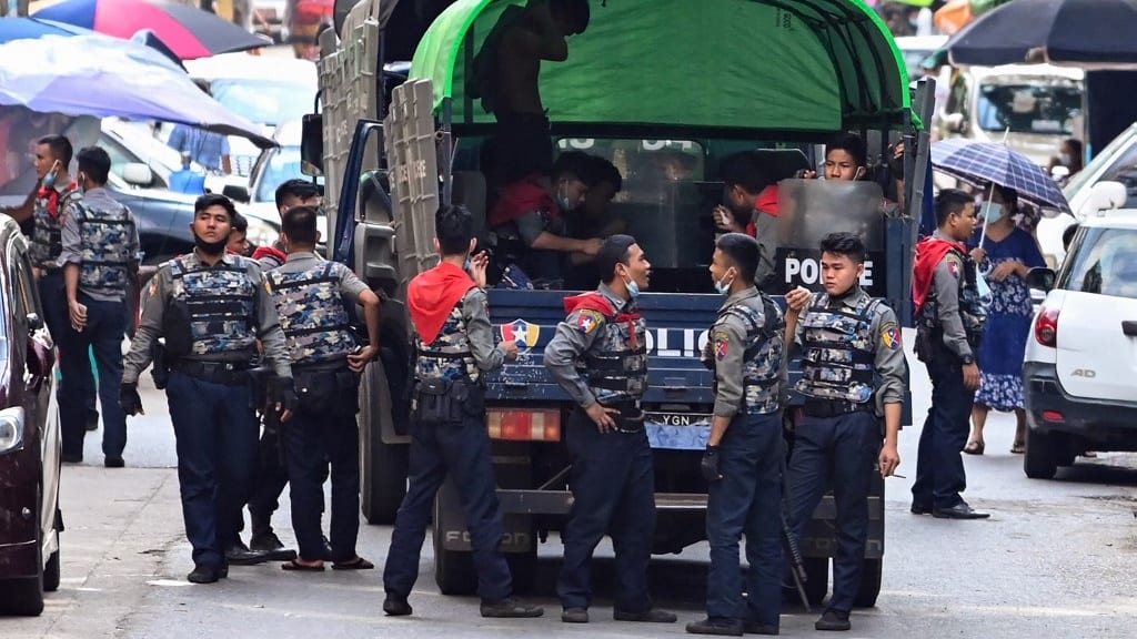 Cảnh sát Myanmar đến một địa điểm có người biểu tình tại Yangon /// AFP