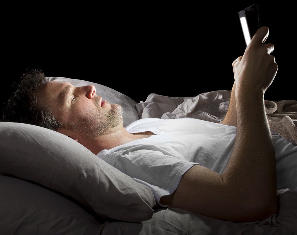 Các chuyên gia khuyến cáo nên tắt điện thoại 30 phút trước khi đi ngủ /// Ảnh minh họa: Shutterstock