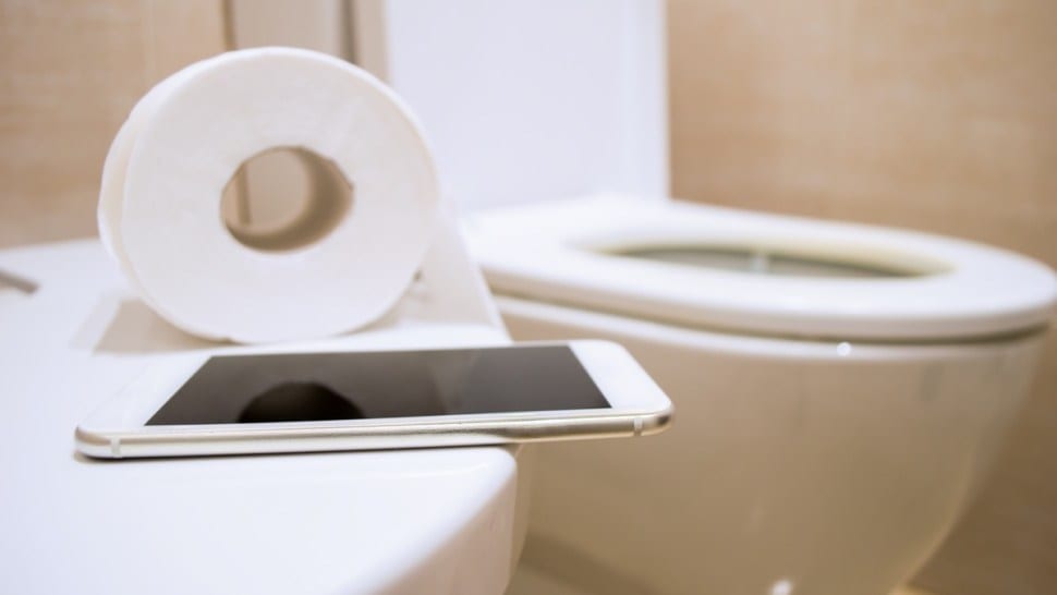 Hãy đừng mang điện thoại vào nhà vệ sinh /// Shutterstock