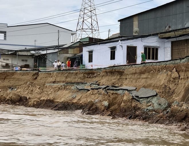 Sạt lở kinh hoàng ven sông Hậu tại An Giang, cắt đứt QL91 khiến hàng trăm hộ dân bị ảnh hưởng /// ẢNH: ĐÌNH TUYỂN