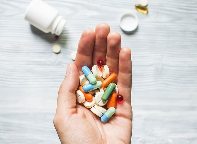 Sử dụng quá nhiều một loại thuốc nào đó có thể dần dần gây hại cho gan. Tổn thương này có thể từ nhẹ đến suy gan hoàn toàn. /// Ảnh: Shutterstock