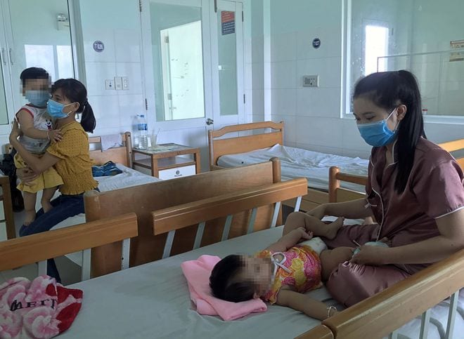 Trẻ bị bệnh tay chân miệng được điều trị tại Bệnh viện Bệnh nhiệt đới tỉnh Khánh Hòa /// Ảnh: T.L 
