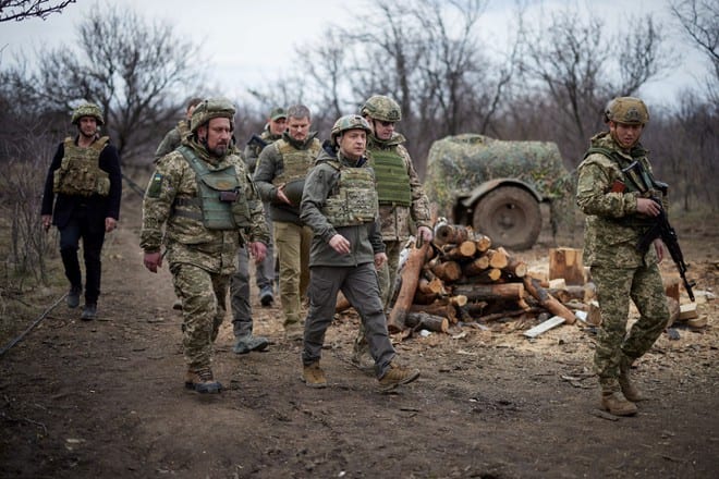 Tổng thống Ukrainen Volodymyr Zelenskiy thăm quân chính phủ ở tiền tuyến Donbass ngày 8.4 /// Reuters
