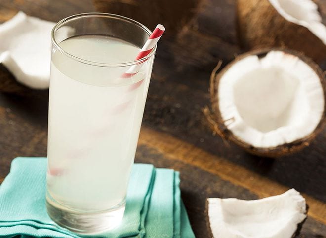 Nước dừa mang lại khá nhiều lợi ích cho sức khỏe /// Shutterstock