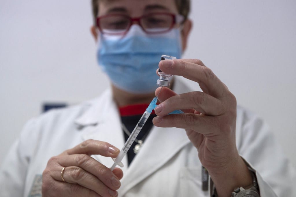 Việc dỡ bỏ bằng sáng chế giúp các nước tự sản xuất vắc xin Covid-19 đang gây tranh cãi /// AFP