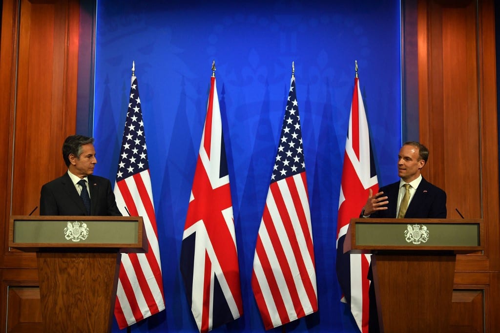 Ông Blinken và ông Raab (phải) tại cuộc họp báo chung /// AFP