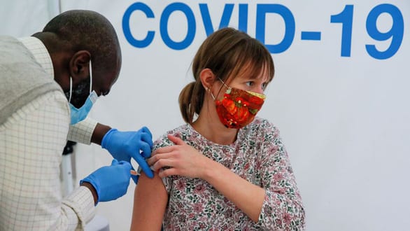 Người từng mắc COVID-19 được tiêm vắc xin chống các biến thể tốt hơn - Ảnh 1.