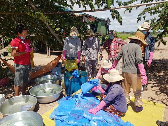 Hỗ trợ người gốc Việt tại vùng dịch ở Campuchia - Ảnh 1.
