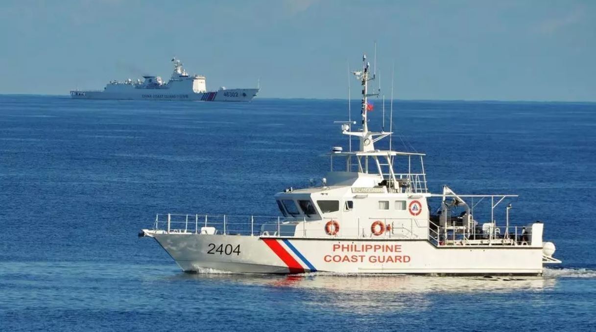 Tàu tuần duyên Philippines và tàu hải cảnh Trung Quốc trong một lần hoạt động gần nhau trên Biển Đông /// AFP