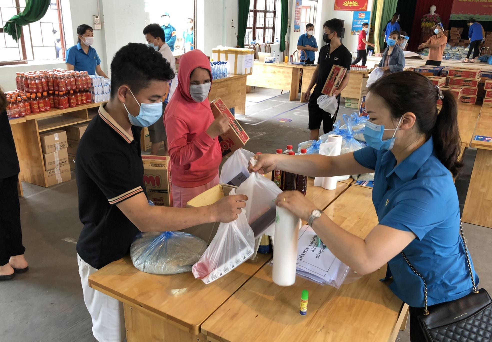 “Siêu thị 0 đồng” tại Bắc Giang giúp cho công nhân, người lao động vượt qua khó khăn vì đại dịch /// Ảnh: Việt Lâm