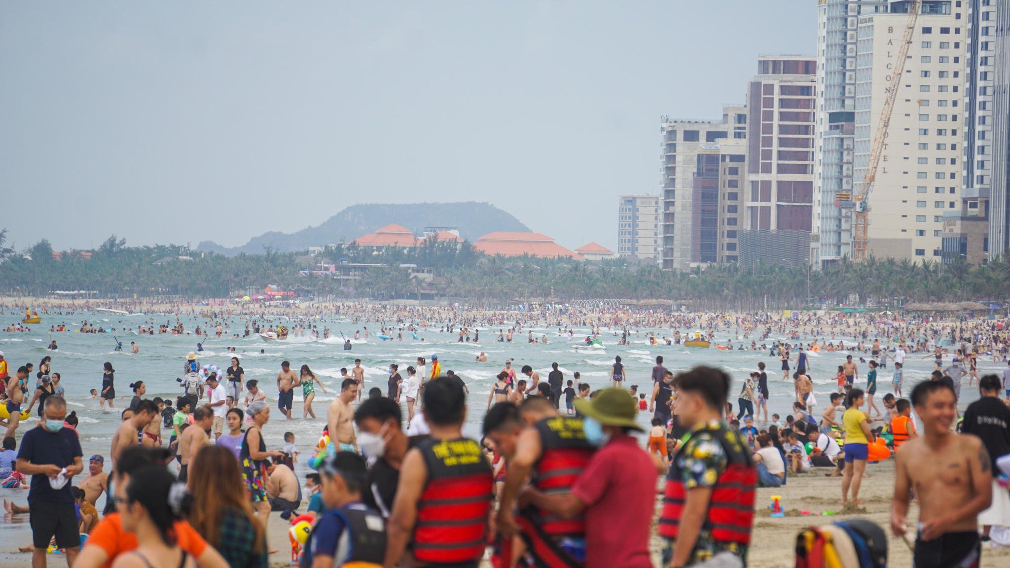 Các bãi biển Đà Nẵng chiều 1.5 đông nghịt người 