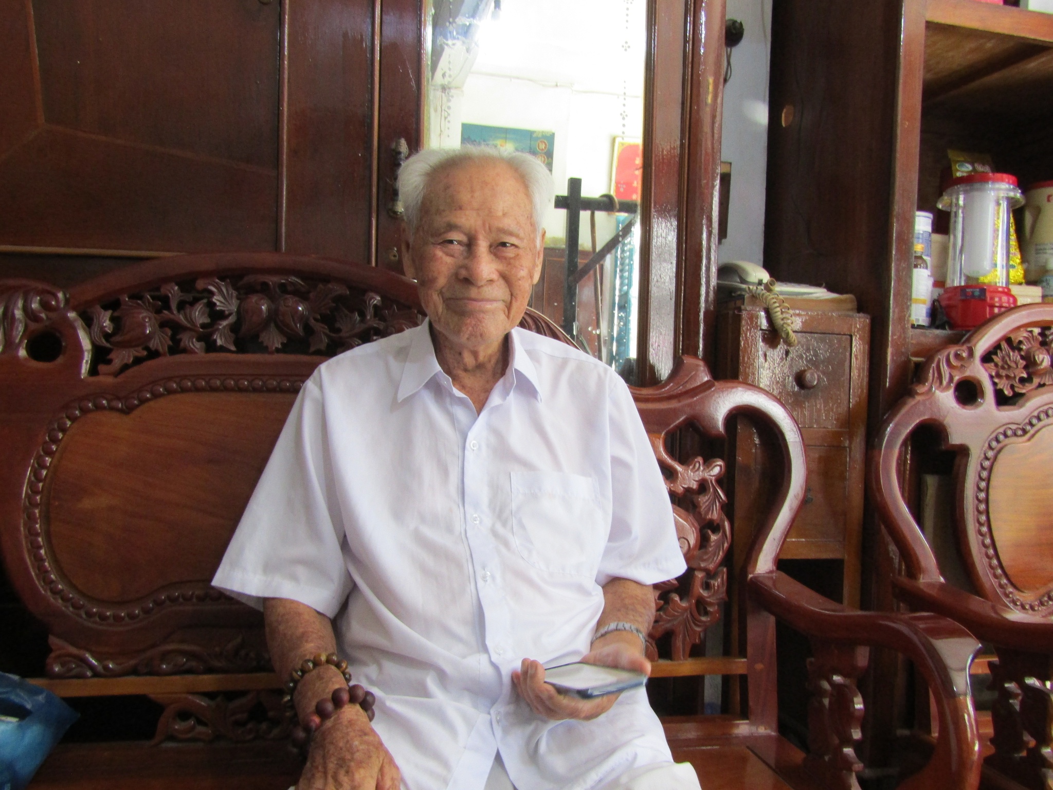 Ở tuổi 100, cụ Trần Cang vẫn miệt mài đi làm từ thiện /// ẢNH: THIÊN LỘC