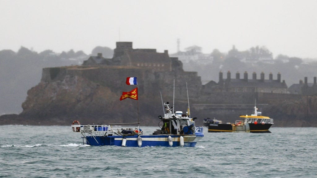 Tàu cá Pháp gần cảng Saint Helier ở đảo Jersey /// AFP