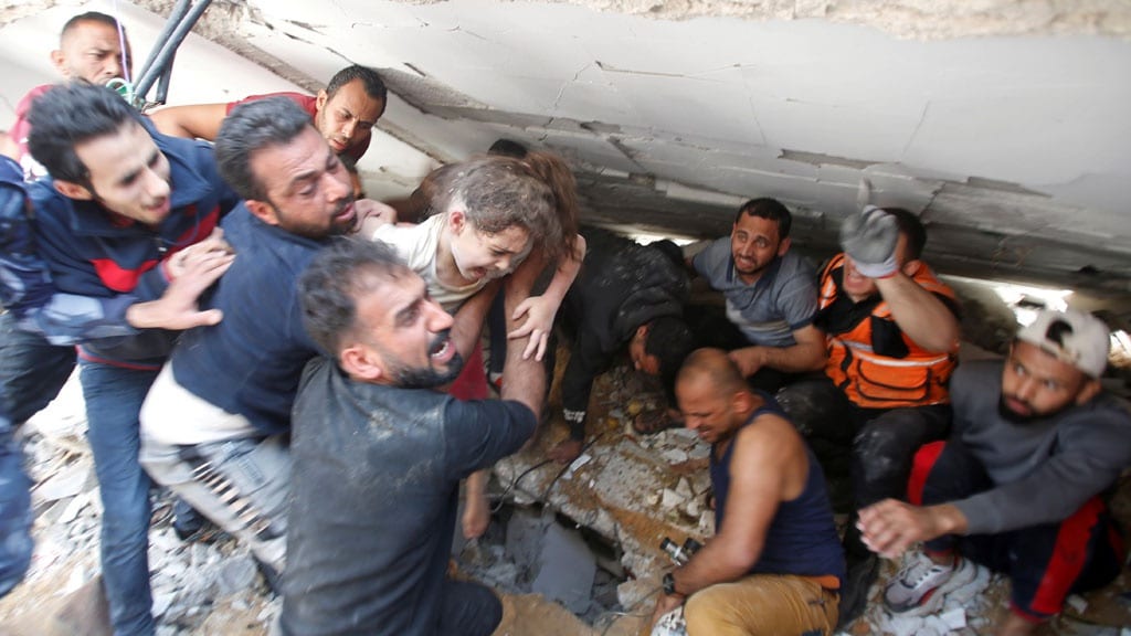 Giải cứu nạn nhân khỏi đống đổ nát vì trúng đòn không kích từ Israel /// REUTERS