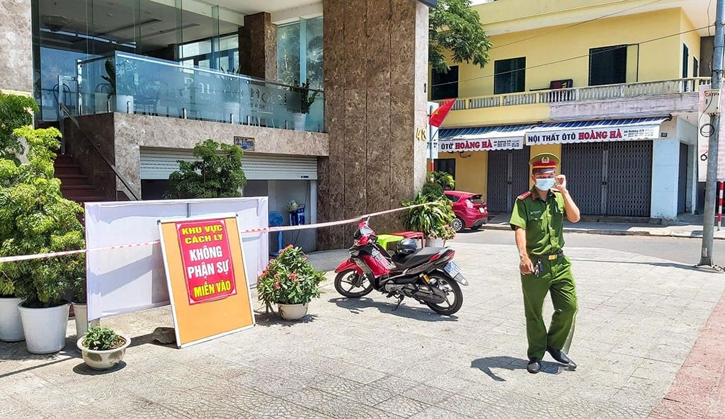 Lực lượng công an túc trực, phong tỏa tại khách sạn Phú An (Q.Hải Châu, Đà Nẵng), nơi phát hiện nữ nhân viên mát xa dương tính với Covid-19 /// ẢNH: HUY ĐẠT